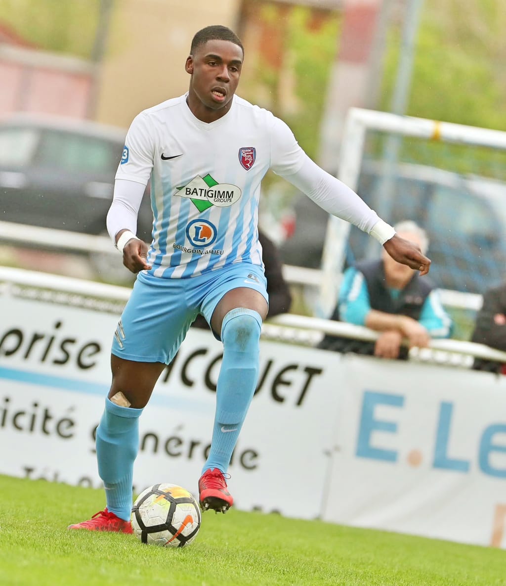 Teddy, coach Training Specific Performance, en contrôle de balle pendant un match